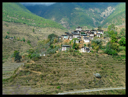 Village au coeur des montagnes bhoutanaises